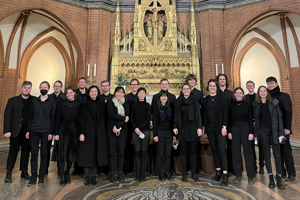Mitglieder des Konzertchors Kirchenmusik im Innern einer Kirche 2022