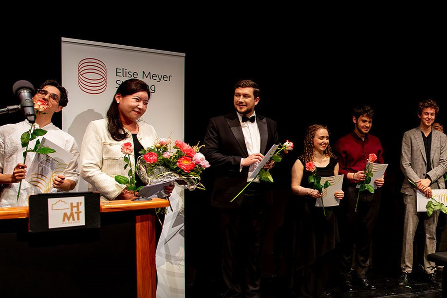 Foto von den Elise Meyer Preisträger:innen auf der Bühne