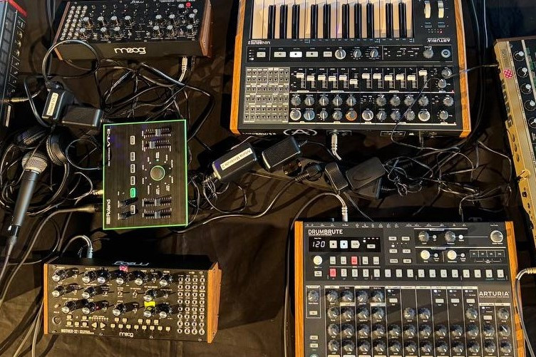 Aufnahme von oben von einem Mischpult, Mikro und Keyboards