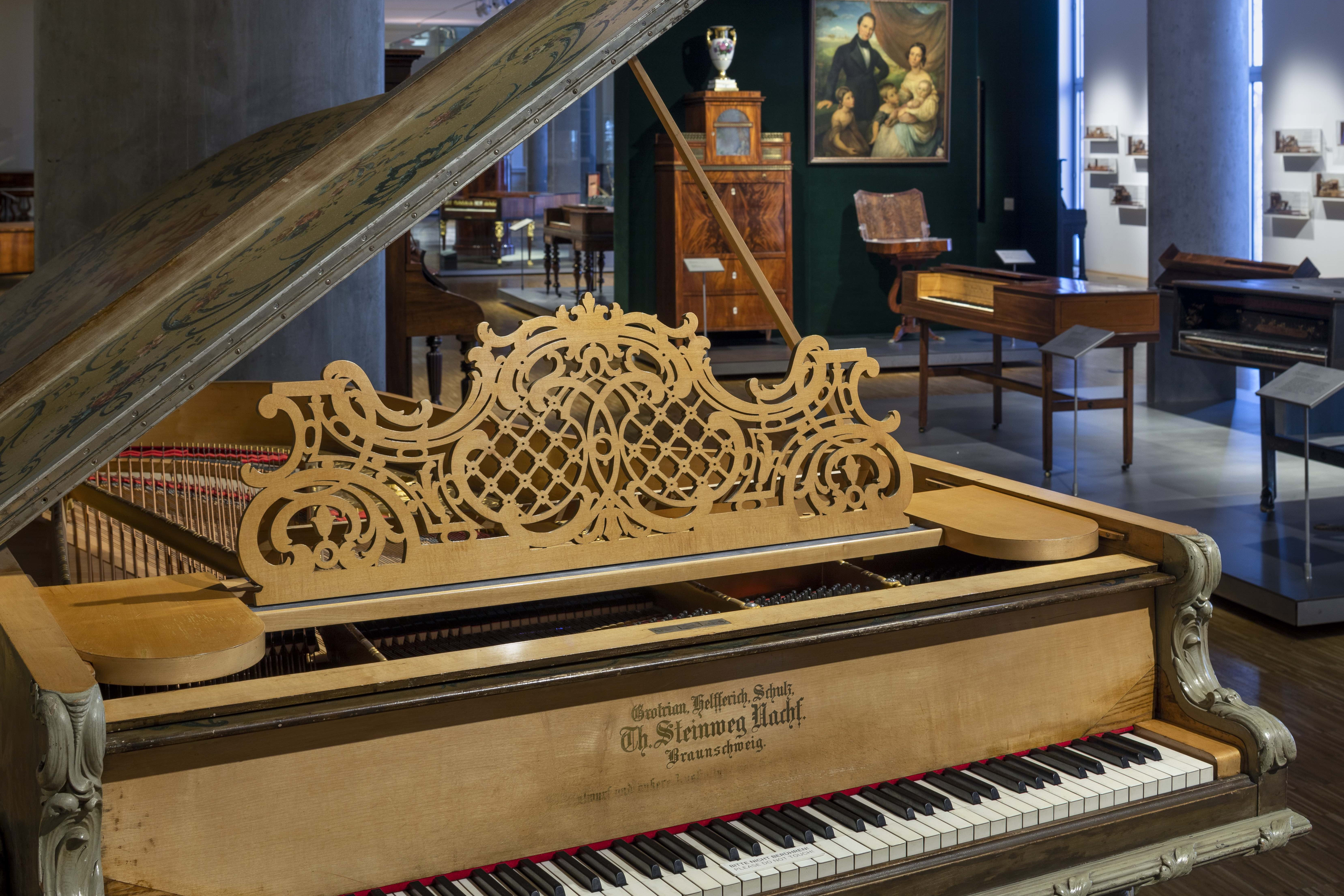 Blick auf geöffneten Flügel in historischem Ambiente