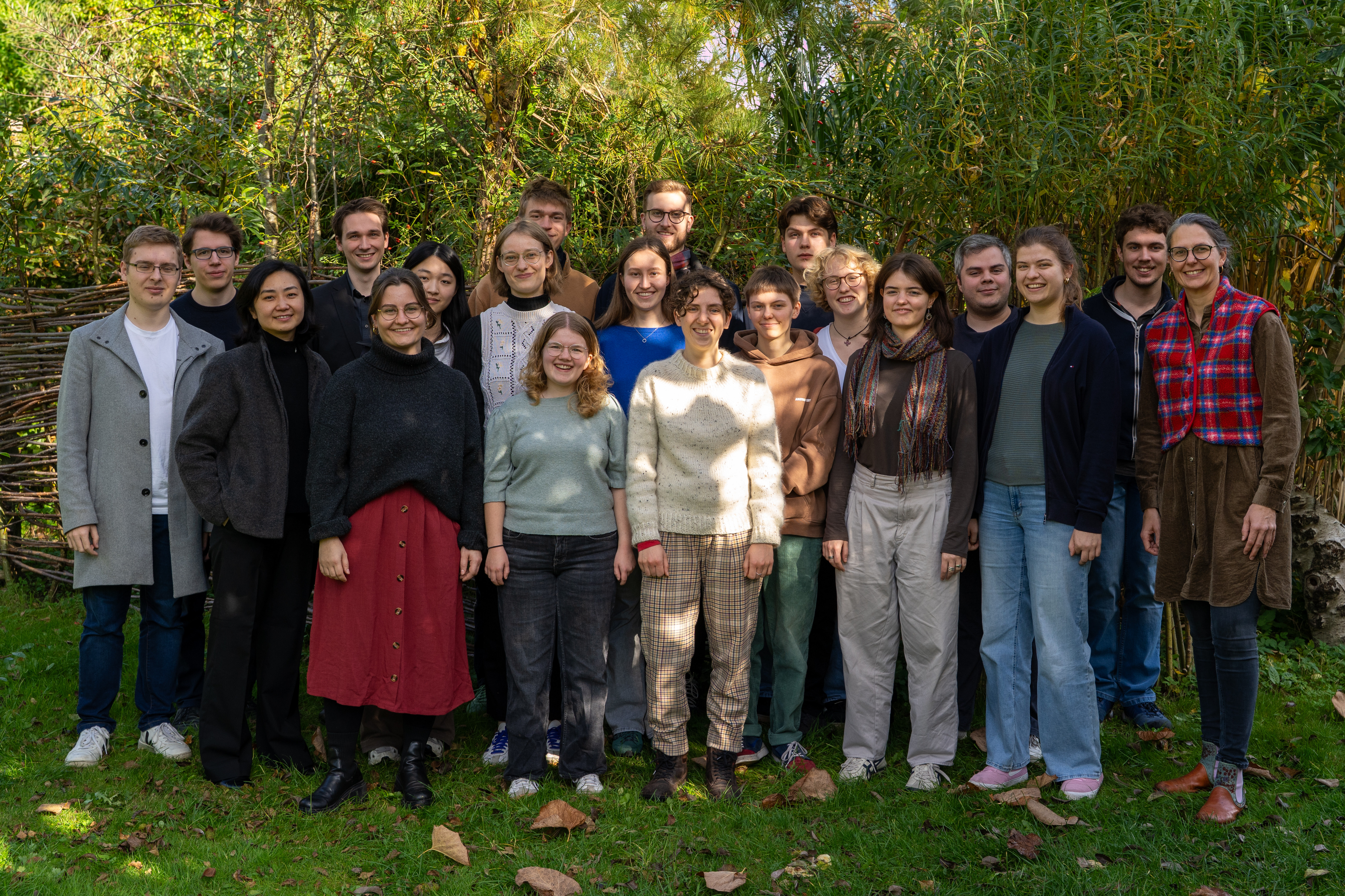 Gruppenfoto mit 20 Personen im Grünen bei Sonnenschein
