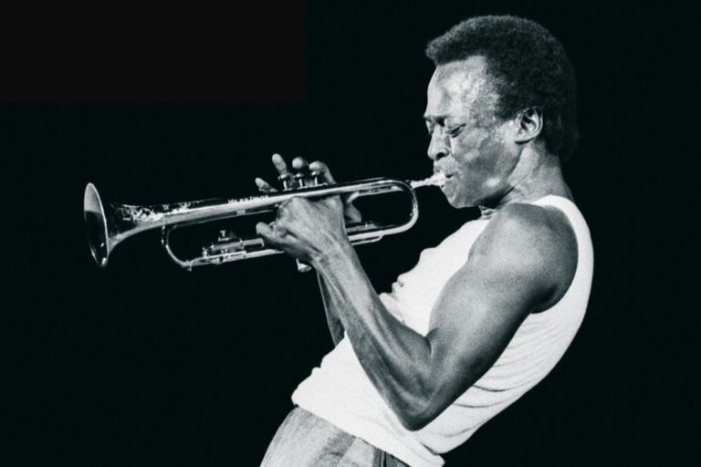 Miles Davis während eines Konzerts; schwarz weiß
