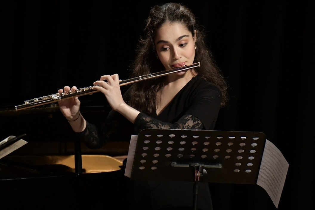Seher Karabiber mit Querflöte und Notenständer