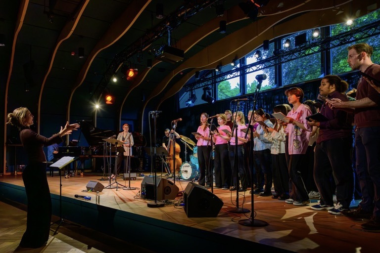 Ein Chor auf der Bühne der JazzHall