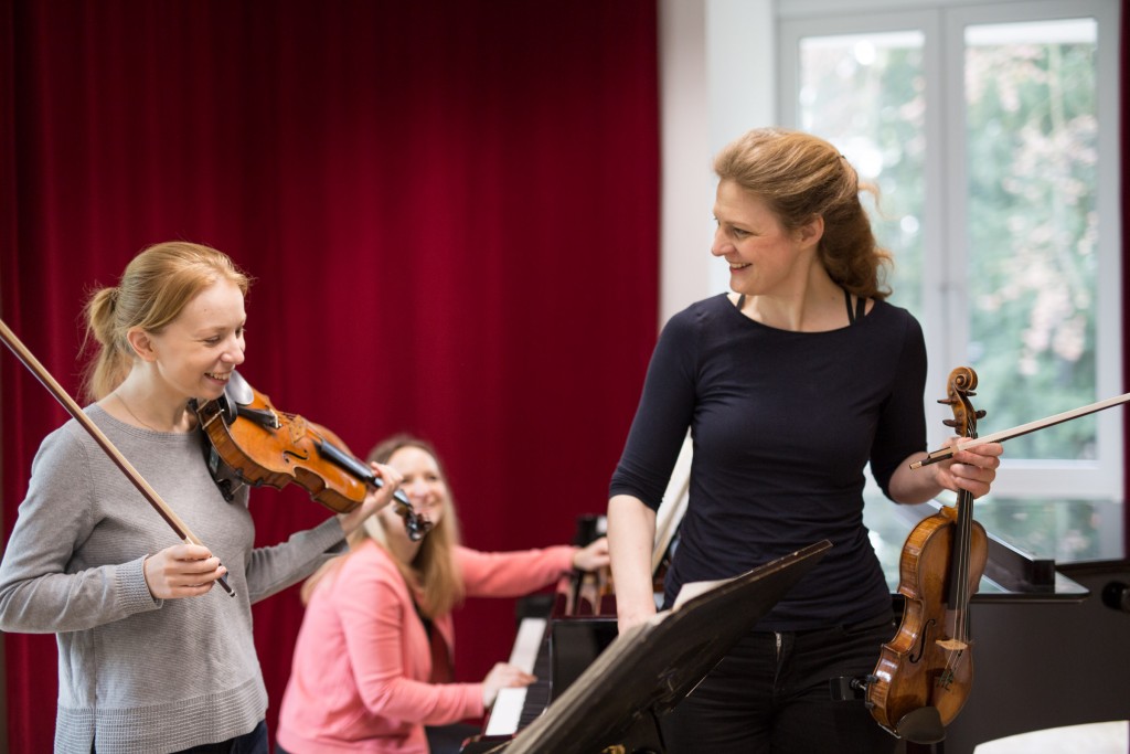 Lehrerin und Schülerin beim Violinunterricht