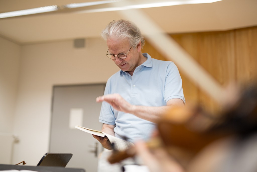 Lehtrer beim Violoncello-Unterricht